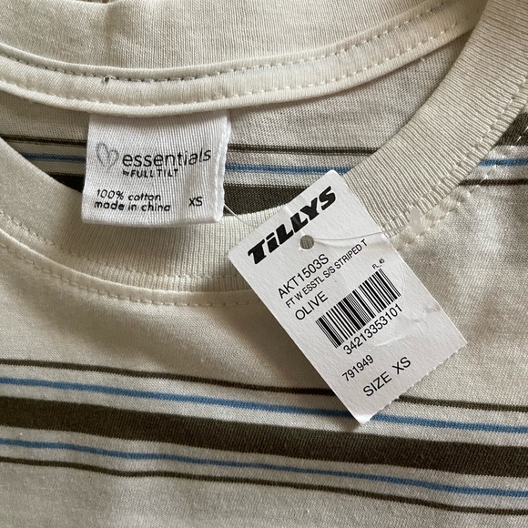 NWT Tilly’s t-shirt - Picture 7 of 8